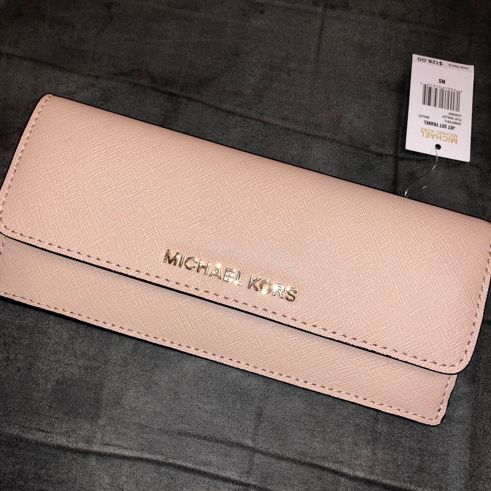 Micheal Kors wallet 😍